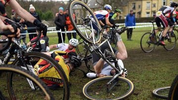 Ca&iacute;da m&uacute;ltiple en Campeonato Nacional de Gran Breta&ntilde;a de #ciclocross que se ha disputado en Bradford. Foto: Oli Scarf/AFP #ciclismo #cycling #cyclocross   A multiple-rider crash takes place during the Elite Men&#039;s Championship on the second day of the 2017 British Cycling National Cyclo-Cross Championships in Peel Park , Bradford, northern England on January 8, 2017.  The sport of cyclo-cross, featuring lightweight bikes with off-road tyres, has dramatically increased in popularity over the past few years.  / AFP PHOTO / OLI SCARFF