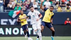 Mexico's midfielder Hector Herrera (C) controls the ball against Ecuador's forward Michael Estrada (R) during an international friendly football match between Mexico and Ecuador at Soldier Field in Chicago, Illinois June 5, 2022. (Photo by KAMIL KRZACZYNSKI / AFP)