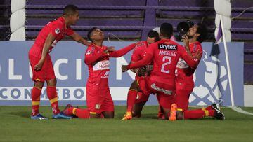 El conjunto peruano supo resistir los constantes ataques del equipo uruguayo a lo largo de todo el partido y fue eficiente en los momentos determinantes.