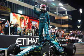 Sebastian Vettel se despide de sus fans tras finalizar la última carrera de F1 de su carrera  en el Gran Premio de Fórmula 1 de Abu Dhabi en el Circuito Yas Marina de Abu Dabi.