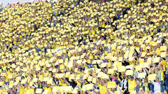 La afición de Las Palmas va en guagua