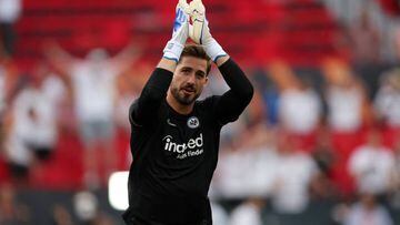 SEVILLE, SPAIN - MAY 18: Kevin Trapp of Eintracht Frankfurt acknowledges the fans as they warm up prior to the UEFA Europa League final match between Eintracht Frankfurt and Rangers FC at Estadio Ramon Sanchez Pizjuan on May 18, 2022 in Seville, Spain. (Photo by Maja Hitij/Getty Images)