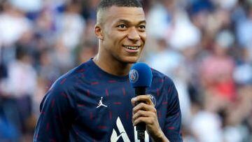PARIS, FRANCE - MAY 21: Kylian Mbappe of PSG celebrates his new contract with PSG during a brief ceremony before the Ligue 1 Uber Eats match between Paris Saint-Germain (PSG) and FC Metz at Parc des Princes stadium on May 21, 2022 in Paris, France. (Photo by John Berry/Getty Images)
