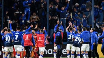 Argentina�s Velez Sarsfield players celebrate at the end of the Copa Libertadores group stage football match between Uruguay's Nacional and Argentina's Velez Sarsfield, at the Gran Parque Central stadium, in Montevideo, on May 18, 2022. (Photo by PABLO PORCIUNCULA / AFP)