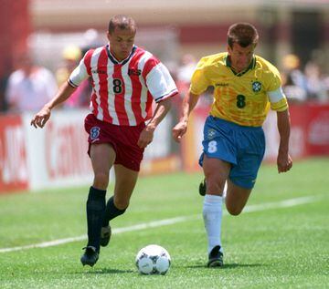 4 Jul 1994: ERNIE STEWART OF THE USA AND DUNGA OF BRAZIL IN ACTION DURING THE 1994 WORLD CUP