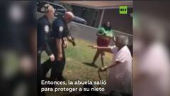 ¡Anciana de 90 años sale en defensa de su nieto cuando los policías lo encañonaban!