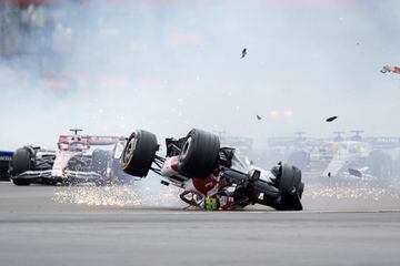 El monoplaza de Guanyu Zhou boca abajo tras el increíble accidente en Silverstone.