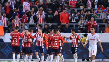 Jugadores de Chivas festejan el gol en contra de Toluca en el partido amistoso.