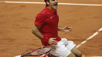 Federer celebra el punto que le dio la Davis a Suiza. 