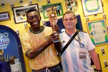 Un argentino, con el Pelé postizo del zoco.