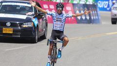 Yesid Alberto Pira celebra su victoria en el Alto de la L&iacute;nea en la cuarta etapa de la Vuelta a Colombia 2021.