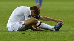 England&#039;s Steven Gerrard stretches during their Euro 2012 quarter-final soccer match against Italy at the Olympic Stadium in Kiev, June 24, 2012. REUTERS/Nigel Roddis (UKRAINE  - Tags: SPORT SOCCER)  