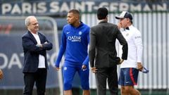 Paris Saint-Germain's French forward Kylian Mbappe (L) and Paris Saint-Germain's French head coach  Christophe Galtier (C) arrive for a training session next to Paris Germain's Qatari president Nasser Al-Khelaïfi (R) and Paris Saint-Germain's manager Luis Campos on the eve of the UEFA Champions League football match between Paris Saint-Germain and Juventus Turin in Saint-Germain-en-Laye outside Paris, on September 5, 2022. (Photo by FRANCK FIFE / AFP) (Photo by FRANCK FIFE/AFP via Getty Images)