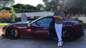 Cristiano Ronaldo con su nuevo Ferrari F12 tdf