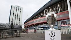 El trofeo de la Champions, en el exterior del Principality Stadium de Cardiff, donde se jugará la final entre Juventus y Real Madrid.