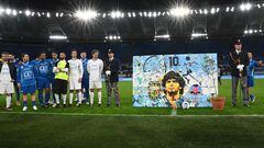 Participants pose at the end of a friendly tribute "match for peace" in memory of late Argentininan player Diego Maradona, on November 14, 2022 at the Olympic stadium in Rome. - The match is organised by "WePlayForPeace", a foundation set up by Pope Francis. (Photo by Andreas SOLARO / AFP)