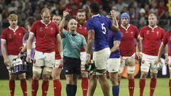 Oita (Japan), 20/10/2019.- Sebastien Vahaamahina of France (C-R) receives a red card from referee Jaco Peyper (C-L) during the Rugby World Cup quarter-final match between Wales and France in Oita, Japan, 20 October 2019. (Francia, Jap&oacute;n) EFE/EPA/MA