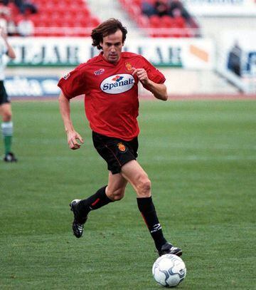 Vistió la camiseta del Real Madrid la temporada 1995-96. Jugó en el Mallorca cinco temporadas desde 1998 hasta 2003. 