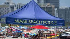 Miami (United States), 24/06/2020.- An empty Police tent is seen next to hundred of people enjoying a warm day at the beach in Miami Beach, Florida, USA, 24 June 2020. Florida&iacute;s Department of Health confirmed on Wednesday 5,508 additional cases of 