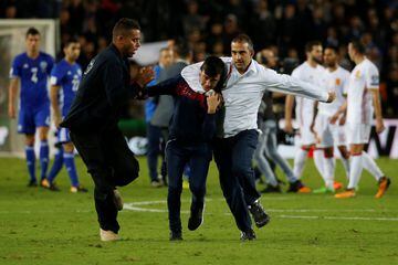 Varios espectadores israelíes se lanzaron al césped del estadio en Jerusalén tras finalizar el partido. Fueron detenidos y uno de ellos portaba un cuchillo.