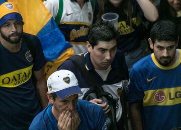 Tristeza en los aficionados de Boca tras la derrota de su equipo.