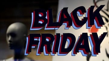 Un cartel anuncia una rebaja de precio para el Black Friday en el escaparate de una tienda en Madrid el 23 de noviembre de 2020.