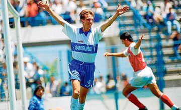 Ex futbolista, goleador de Universidad Católica en la década de los 90. También fue seleccionado nacional, mundialista juvenil en 1987.