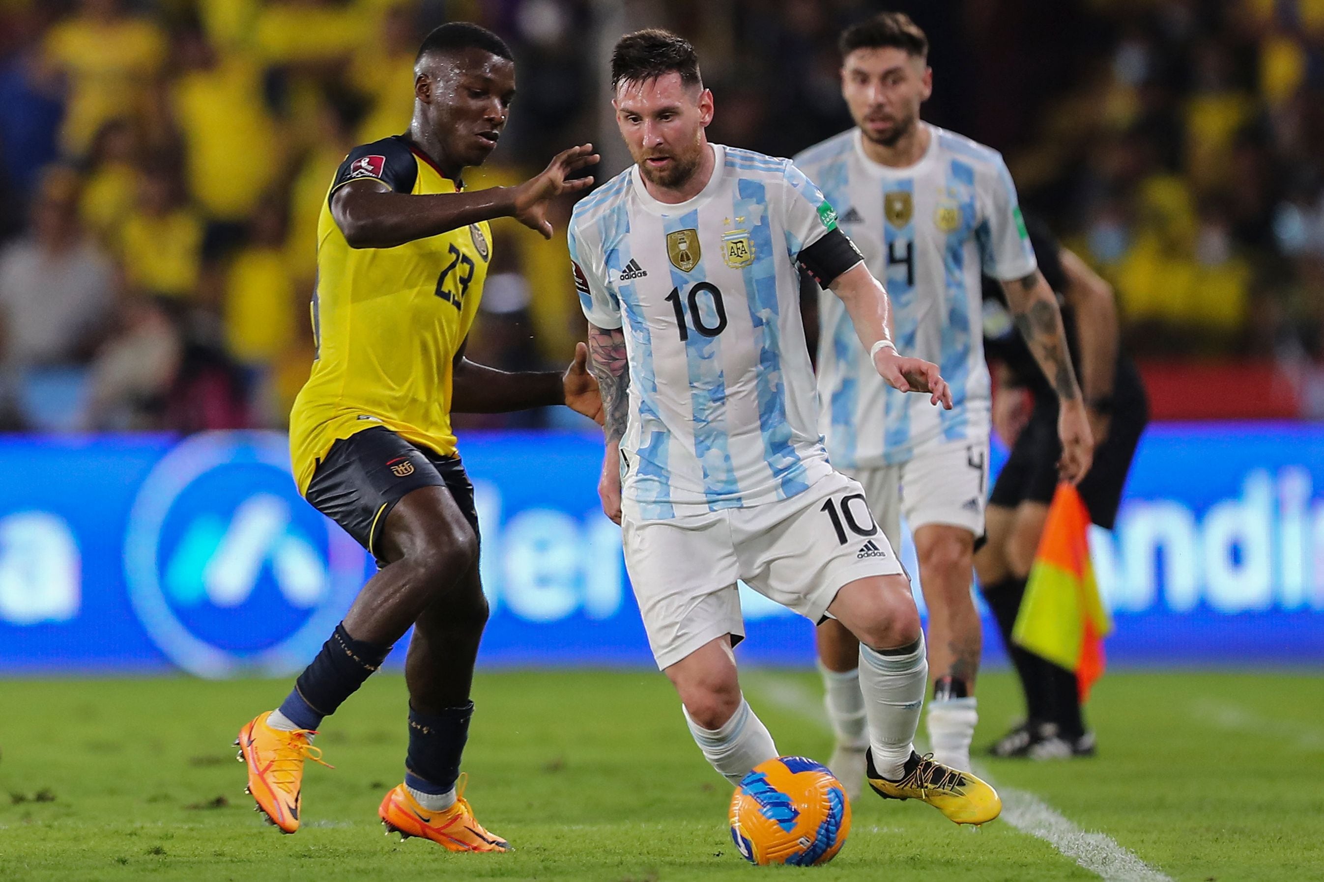 Ecuador's Moises Caicedo (L) and Argentina's Lionel Messi vie for the ball during their South American qualification football match for the FIFA World Cup Qatar 2022 at the Isidro Romero Monumental Stadium in Guayaquil, Ecuador, on March 29, 2022. (Photo by Jos� J�come / POOL / AFP)