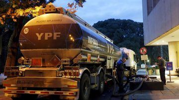 FILE PHOTO: An oil tank truck fills the pumps petrol at a YPF petrol station in Buenos Aires March 25, 2015. REUTERS/Enrique Marcarian/File Photo