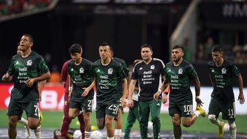 Jugadores de la Selección Mexicana hacen el calentamiento previo al partido contra Paraguay.