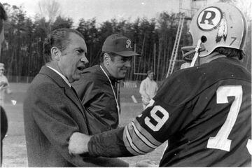 Nixon saludando al DE de los Redskins, Ron McDole.