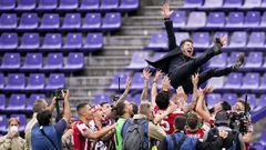 Simeone es manteado tras ganar LaLiga de 2021.