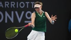 La tenista española Cristina Bucsa devuelve una bola ante Magda Linette en el Torneo de Brisbane.