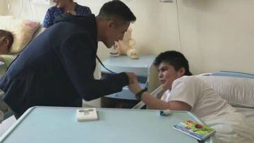 La emotiva visita de Alexis Sánchez al hospital de Tocopilla