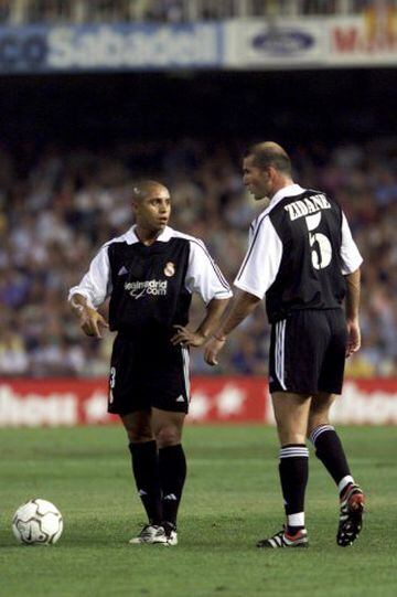 Zidane con Roberto Carlos. 