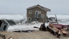 Unas olas potentes se llevan una casa en Cape Hatteras, Outer Banks (North Carolina, Estados Unidos) durante un temporal en esta conocida zona de surf en mayo del 2022. 
