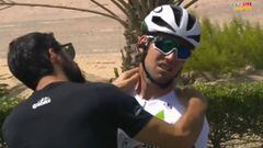 Mark Cavendish es atendido tras la ca&iacute;da que ha sufrido en la salida neutralizada de la primera etapa del Tour de Abu Dhabi.