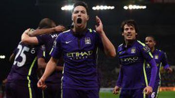 Nasri celebra uno de los cuatro goles con que Manchester City volvi&oacute; a la victoria.