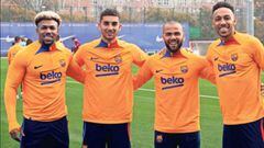 Adama, Ferran, Alves y Aubameyang posan en el entrenamiento del Barcelona del viernes pasado.
