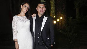 Santiago, 07 de julio 2017.
 El futbolista Gary Medel junto a su esposa Cristina Morales saludan a la prensa durante su fiesta de matrimonio.
 
 Karin Pozo/Photoport