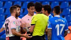 Espanyol&#039;s Colombian defender Bernardo Espinosa (C) argues with the referee after receiving a red card during the Spanish league football match Getafe CF against RCD Espanyol at the Coliseum Alfonso Perez stadium in Getafe on June 16, 2020. (Photo by