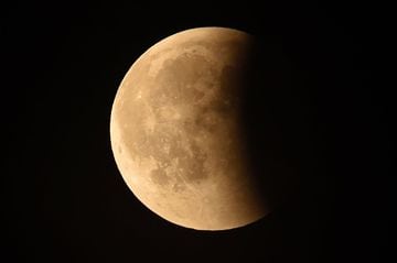 Imagen del eclipse lunar con luna de sangre 2018 sobre el castillo de Chambord, en Francia.