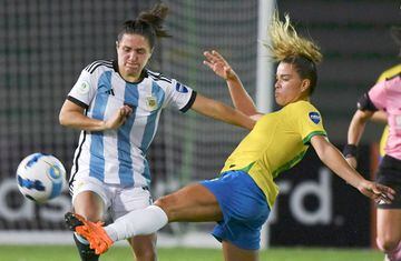 Argentina's Romina Nunez (L) and Brazil's Tamires vie for the ball during their Women's Copa America first round football match at Centenario Stadium in Armenia, Colombia, on July 9, 2022. (Photo by Juan BARRETO / AFP)