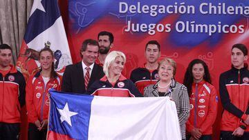 La Presidenta Michelle Bachelet entrega la Bandera de Chile a Erika Olivera