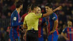 Luis Su&aacute;rez, en el momento en el que el colegiado le muestra la tarjeta roja en el Camp Nou frente al Atl&eacute;tico.