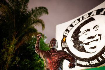 Homenaje a Pelé tras su muerte el día 29 de diciembre. Una pancarta tras su estatua en la ciudad que más disfrutó de su talento.