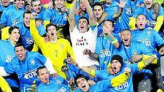 <b>REYES DEL MUNDO. </b> Los brasileños celebraron el título por todo lo alto, con Kaká. Luis Fabiano y Dani Alves tumbados en la primera fi la de la celebración.