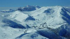 Plano general de la Estaci&oacute;n Invernal y de Monta&ntilde;a Valgrande-Pajares (Asturias) nevada. Es la estacion de esqu&iacute; m&aacute;s barata de Espa&ntilde;a, seg&uacute;n el ranking de Holidu.es