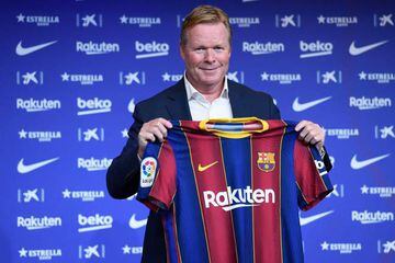 Barcelona's new Dutch coach Ronald Koeman poses during his official presentation at the Camp Nou stadium in Barcelona on August 19, 2020. - Crisis-hit Barcelona hailed the "return of a legend" as the Spanish giants today officially named Ronald Koeman as 
