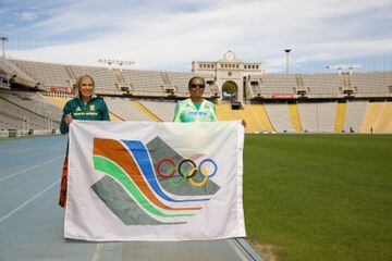 Meyer y Tulu posan ante la bandera con la que la sudafricana corrió la vuelta de honor, de nuevo en el Estadi Olímpic de Montjuïc.